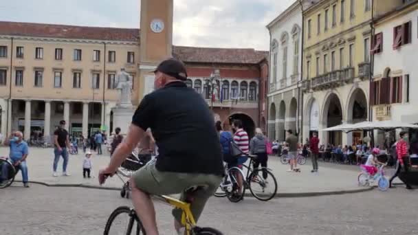 People with medical mask in the Italian city of Rovigo 7 — Stock Video