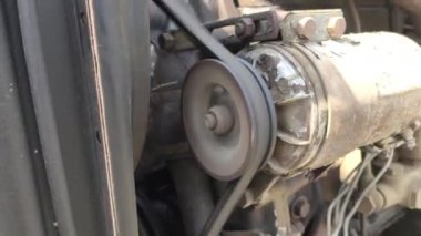 Eski bir dizel motorda eski bir motor alternatörü