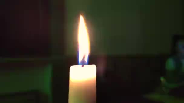 Lit Κερί Στο Σκοτάδι Εσωτερικό — Αρχείο Βίντεο