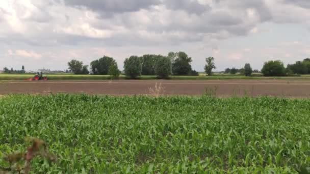 Maatalouden Panoraama Traktorilla Horisontissa — kuvapankkivideo