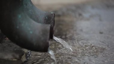 Yağmurlu bir günde akan su oluğu