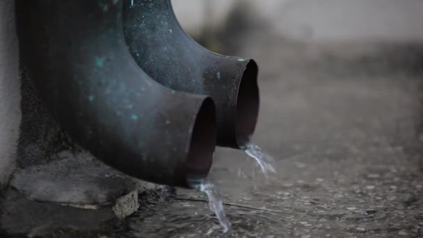 Goot Met Stromend Water Tijdens Een Regenachtige Dag — Stockvideo