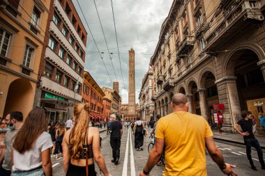 BOLOGNA, İTALYA 17 HAZİRAN 2020: Bologna, İtalya 'da Via Rizzoli, tarihi binası ve sonunda Asinelli Kulesi