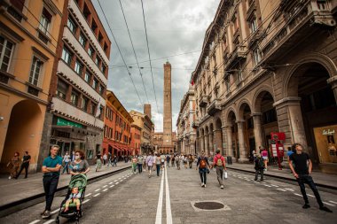 BOLOGNA, İTALYA 17 HAZİRAN 2020: Bologna, İtalya 'da Via Rizzoli, tarihi binası ve sonunda Asinelli Kulesi