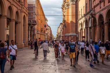 BOLOGNA, İTALYA 17 HAZİRAN 2020: Bologna 'daki Via dell' Indipendenza: Şehrin ünlü bir tarihi geçidi