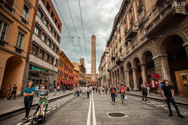 Bologna イタリア17 6月2020 経由リゾリボローニャ イタリア彼の歴史的な建物と最後にアッシネリの塔と — ストック写真