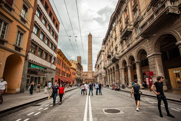 Bologna イタリア17 6月2020 経由リゾリボローニャ イタリア彼の歴史的な建物と最後にアッシネリの塔と — ストック写真