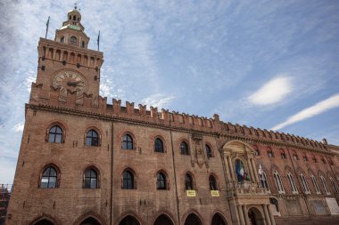 Yazın mavi gökyüzünün altında Bologna 'da saat kulesi