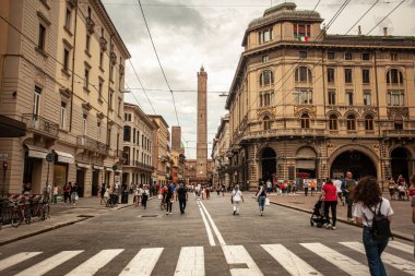 BOLOGNA, İTALYA 17 HAZİRAN 2020: Bologna, İtalya 'da Via Rizzoli, tarihi binası ve sonunda Asinelli Kulesi