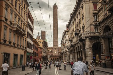 BOLOGNA, İTALYA 17 HAZİRAN 2020: Bologna, İtalya 'da Via Rizzoli, tarihi binası ve sonunda Asinelli Kulesi