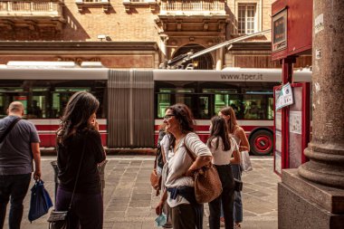 BOLOGNA, İTALYA 17 HAZİRAN 2020: Bologna, İtalya 'da insanlar otobüs bekliyor