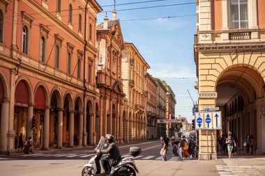 BOLOGNA, İTALYA 17 HAZİRAN 2020: Bologna 'da ünlü bir İtalyan şehri olan tarihi bina
