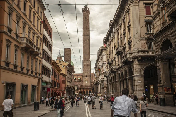 BOLOGNA, İTALYA 17 HAZİRAN 2020: Bologna, İtalya 'da Via Rizzoli, tarihi binası ve sonunda Asinelli Kulesi