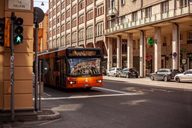 BOLOGNA, İTALYA 17 HAZİRAN 2020: Bologna Caddesi 'ndeki otobüs