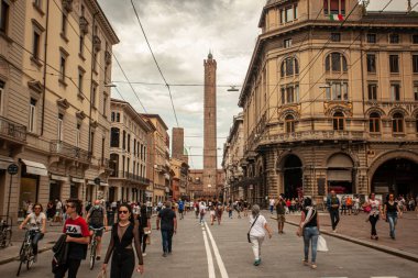 BOLOGNA, İTALYA 17 HAZİRAN 2020: Bologna, İtalya 'da Via Rizzoli, tarihi binası ve sonunda Asinelli Kulesi