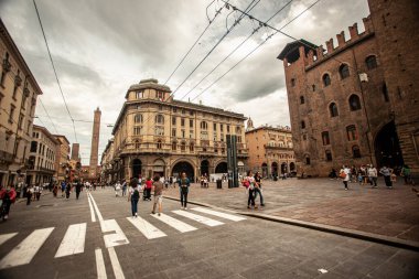 BOLOGNA, İTALYA 17 HAZİRAN 2020: Bologna, İtalya 'da Via Rizzoli, tarihi binası ve sonunda Asinelli Kulesi
