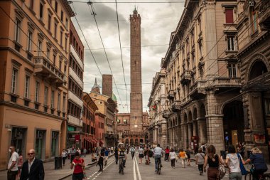 BOLOGNA, İTALYA 17 HAZİRAN 2020: Bologna, İtalya 'da Via Rizzoli, tarihi binası ve sonunda Asinelli Kulesi