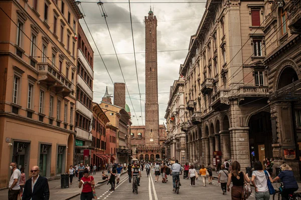BOLOGNA, İTALYA 17 HAZİRAN 2020: Bologna, İtalya 'da Via Rizzoli, tarihi binası ve sonunda Asinelli Kulesi