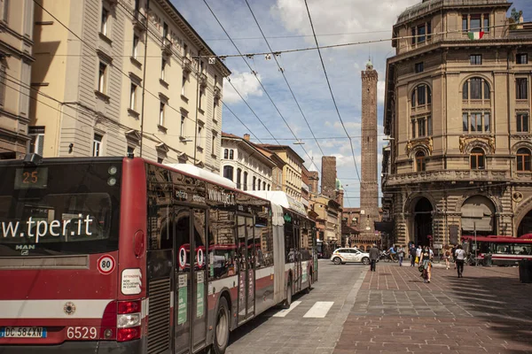 BOLOGNA, İTALYA 17 HAZİRAN 2020: Bologna Caddesi 'ndeki otobüs