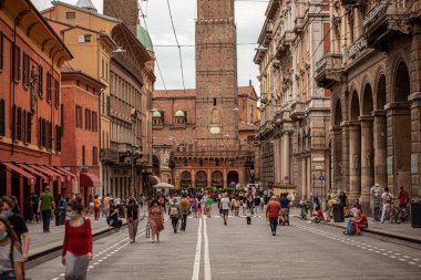 BOLOGNA, İTALYA 17 HAZİRAN 2020: Bologna, İtalya 'da Via Rizzoli, tarihi binası ve sonunda Asinelli Kulesi