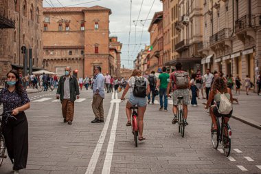 BOLOGNA, İTALYA 17 HAZİRAN 2020: Bologna 'daki insanlar şehir merkezinde yürüyorlar