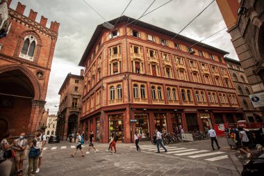 BOLOGNA, İTALYA 17 HAZİRAN 2020: İtalya Bologna 'daki Piazza della Mercanzia