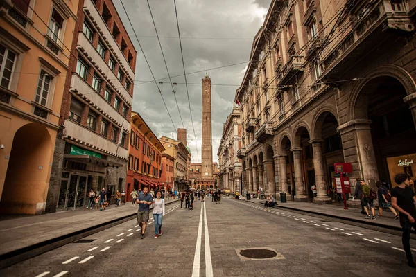 Bologna Italy June 2020 마지막에 역사적 건물과 아시니 타워와 이탈리아 — 스톡 사진