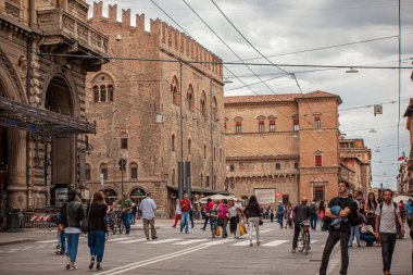BOLOGNA, İTALYA 17 HAZİRAN 2020: Bologna 'daki insanlar şehir merkezinde yürüyorlar