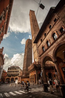 BOLOGNA, İTALYA 17 Haziran 2020: Bologna, İtalya 'daki Asinelli Kulesi