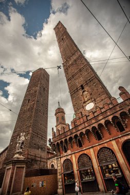 BOLOGNA, İTALYA 17 Haziran 2020: Bologna, İtalya 'daki Asinelli Kulesi