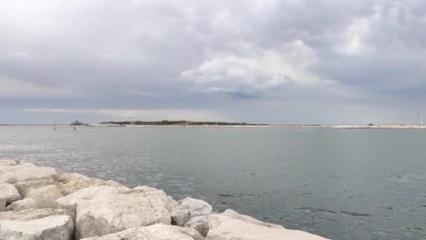 La presa de Sottomarina bajo el cielo nublado 2 — Vídeos de Stock