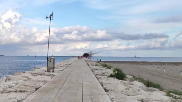 Sottomarina 'nın barajı bulutlu gökyüzünün altında — Stok video