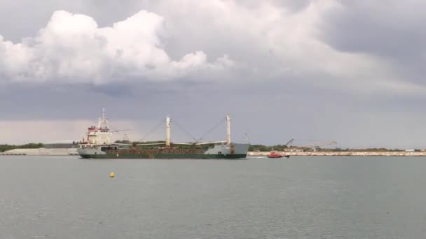 Грузовое судно в Соттомарине, Италия — стоковое видео