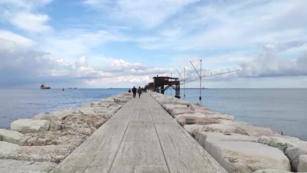 Barrage de Sottomarina sous un ciel nuageux 3 — Video