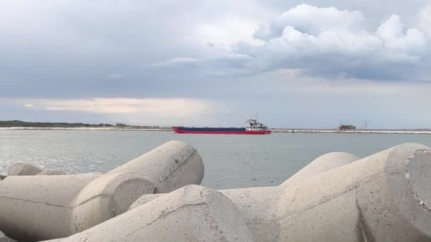 Грузовое судно в Соттомарине, Италия 2 — стоковое видео