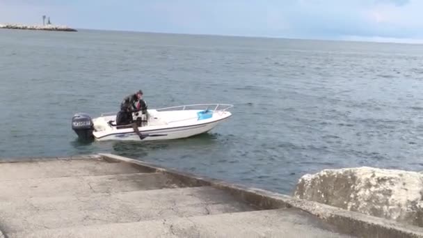 Kleine boot met duikers in Sottomarina in Italië — Stockvideo