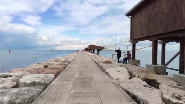 Sottomarina 'nın barajı bulutlu gökyüzünün altında. — Stok video