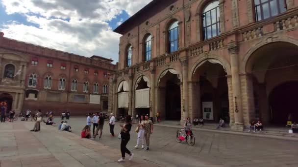 Utsikt över Piazza Maggiore i Bologna, Italien full av människor 9 — Stockvideo