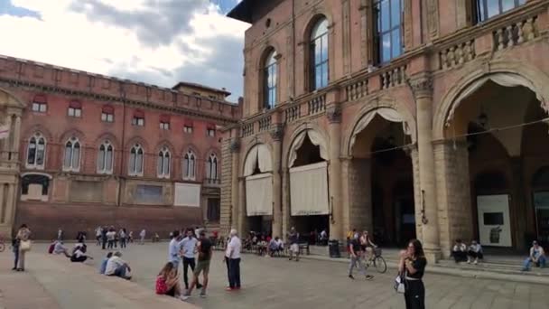 Vista de Piazza Maggiore en Bolonia, Italia llena de gente 20 — Vídeos de Stock