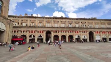İtalya, Bologna 'daki Piazza Maggiore manzarası 10 kişiyle dolu.