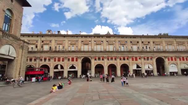 Utsikt over Piazza Maggiore i Bologna, Italia, full av folk 18 – stockvideo