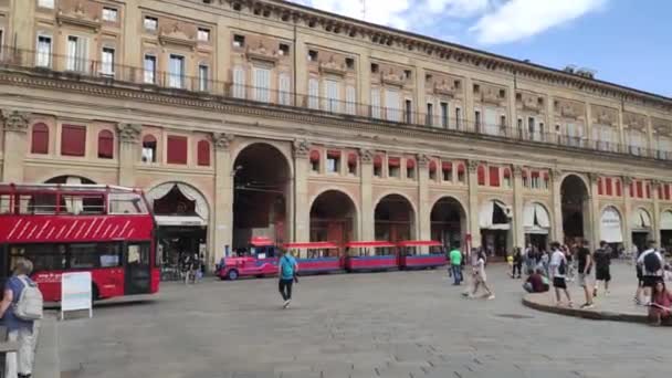 Vista da Piazza Maggiore em Bolonha, Itália cheia de pessoas 19 — Vídeo de Stock