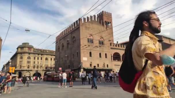 Pohled na náměstí Piazza Maggiore v Boloni, Itálie plná lidí 15 — Stock video