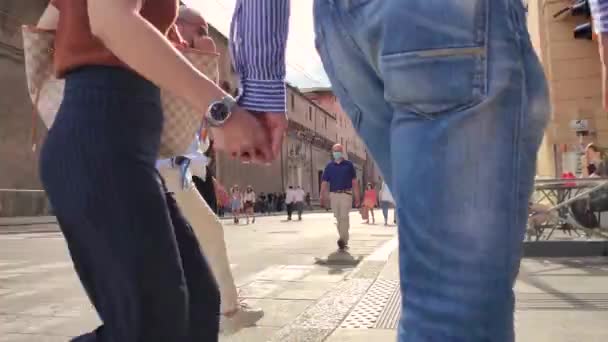 İtalya, Bologna 'da Ugo Bassi Caddesi' nde 2 kişi yürüyor. — Stok video