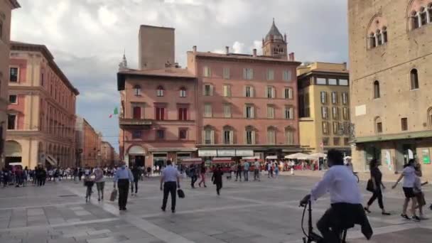 Vista de Piazza Maggiore en Bolonia, Italia llena de gente 13 — Vídeos de Stock