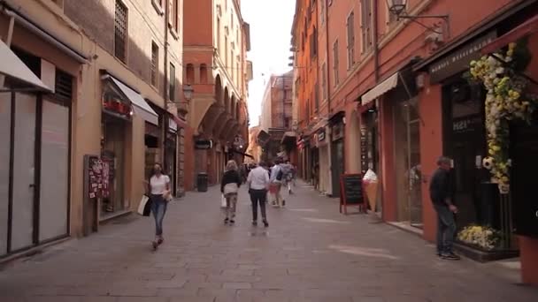 Болонська алея з людьми 4 — стокове відео