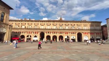 İtalya, Bologna 'daki Piazza Maggiore manzarası 11 kişiyle dolu.