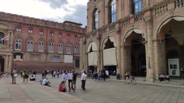 Blick auf die Piazza Maggiore in Bologna, Italien voller Menschen 8 — Stockvideo