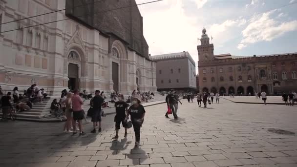 Utsikt över Piazza Maggiore i Bologna, Italien full av människor 21 — Stockvideo