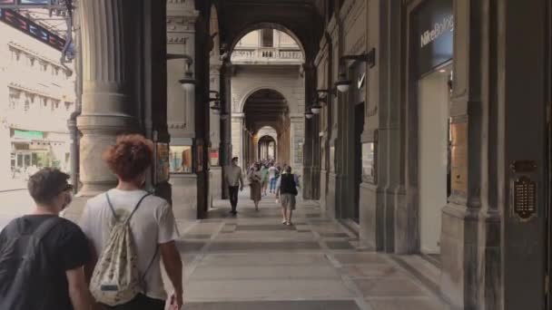 Pohled na podloubí Boloně s lidmi projíždějícími kolem 2 — Stock video